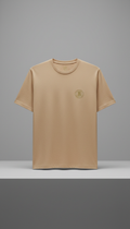 Camiseta premium sandstone con escudo minimalista